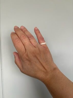 Vtg 1970s Quality Fashion Jewelry Engraved Natural Mother-of-Pearl Ring Sz 4.5